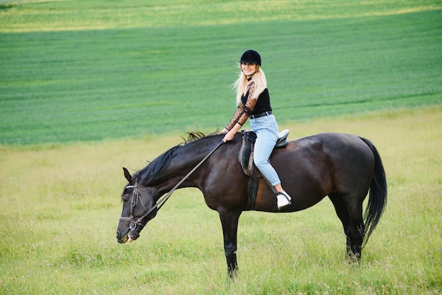 Bella mujer a caballo