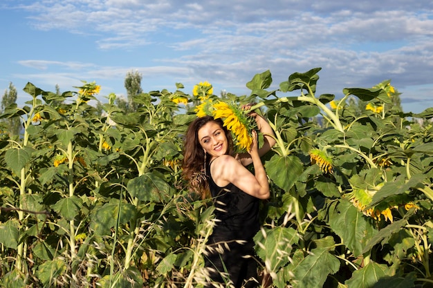 bella mujer en un campo de girasoles