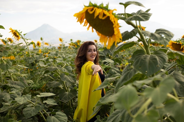 bella mujer en un campo de girasoles