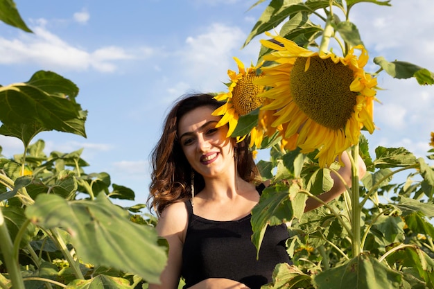 bella mujer en un campo de girasoles