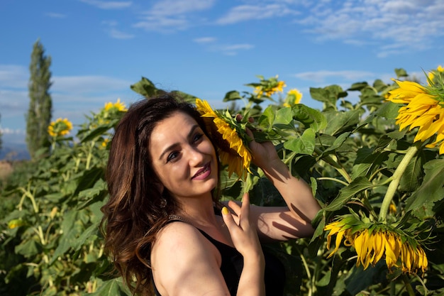 bella mujer en un campo de girasoles