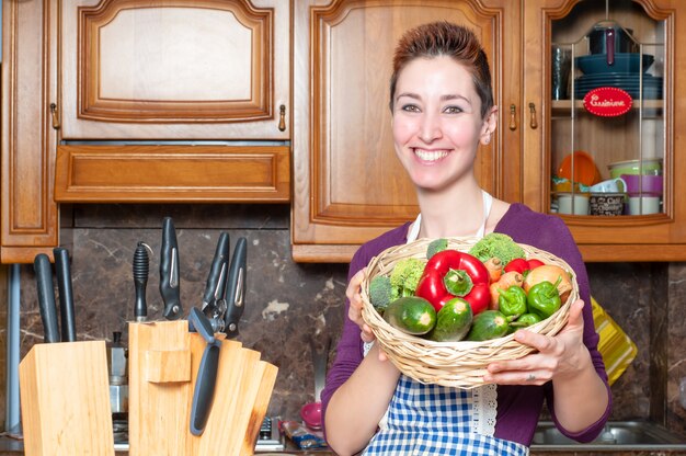 bella mujer con cesta de verduras