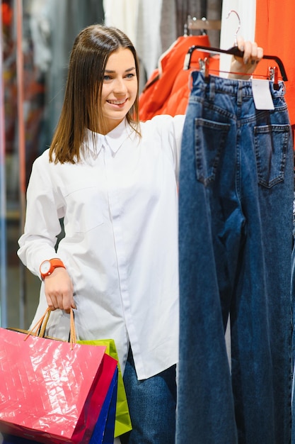 Bella mujer comprando ropa en una tienda