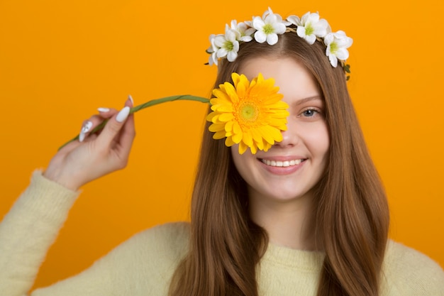 Bella mujer con una corona de flores