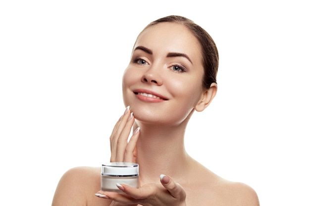 Bella mujer con crema hidratante. Retrato de mujer con piel limpia. Protección de la piel. Productos cosméticos. Tratamiento facial. Cosmetología, belleza y spa