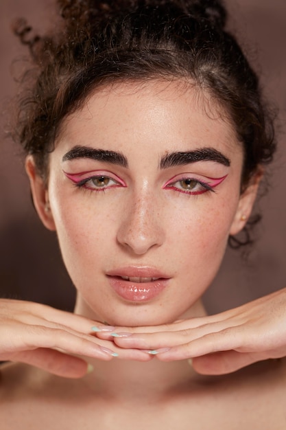 Foto bella mujer con delineador de ojos rojo