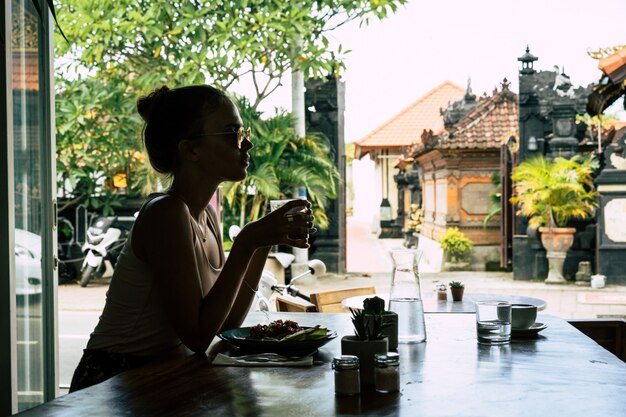 Una bella mujer desayuna en un elegante café