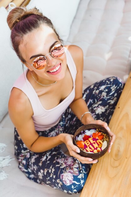 Una bella mujer desayuna en un elegante café