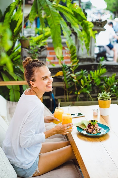 Una bella mujer desayuna en un elegante café