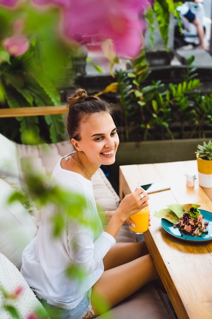 Una bella mujer desayuna en un elegante café