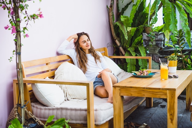 Una bella mujer desayuna en un elegante café