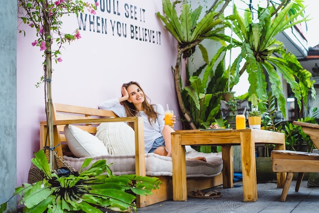 Una bella mujer desayuna en un elegante café