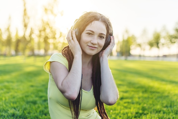 Bella mujer escuchando música con sus auriculares