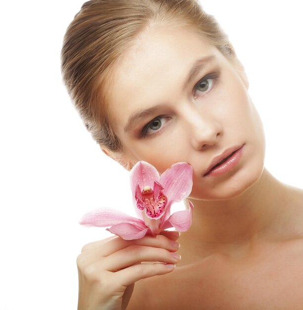 Bella mujer con flor rosa