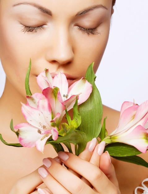 Bella mujer con flor rosa