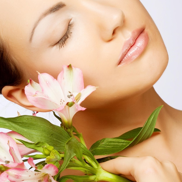 Bella mujer con flor rosa