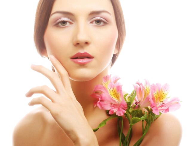 Bella mujer con flores rosas