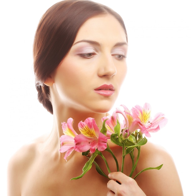 Bella mujer con flores rosas