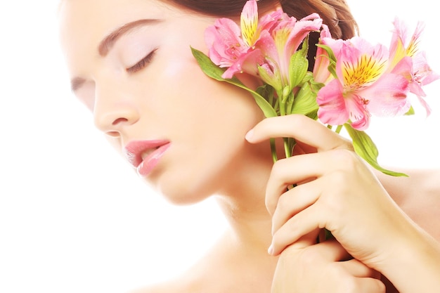 Bella mujer con flores rosas