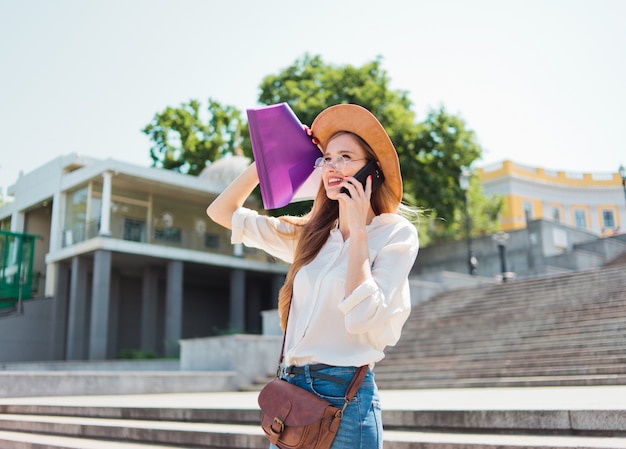 Bella mujer con gafas y una carpeta