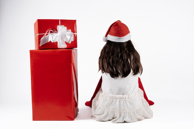 Bella mujer con un gorro de Papá Noel y un regalo