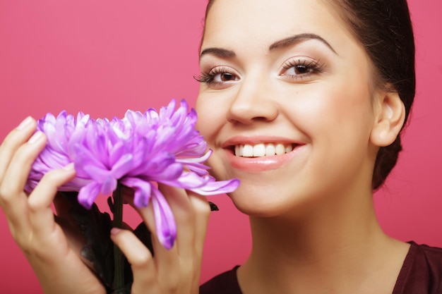 Bella mujer con gran flor morada