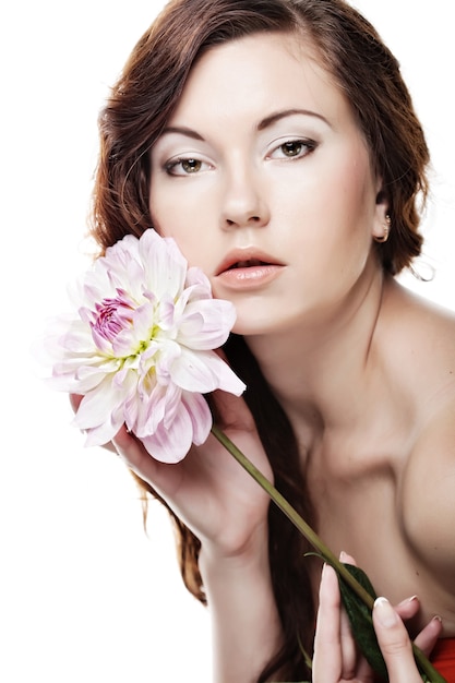 Bella mujer con grandes flores rosas