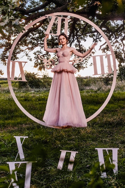 Bella mujer con grandes relojes de madera