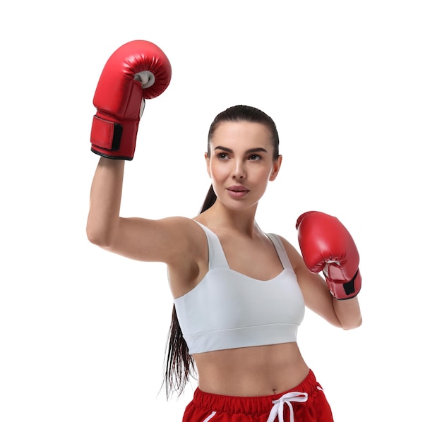 Bella mujer con guantes de boxeo entrenando sobre un fondo blanco