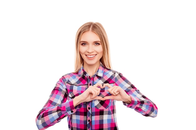 Bella mujer haciendo una forma de corazón con sus manos