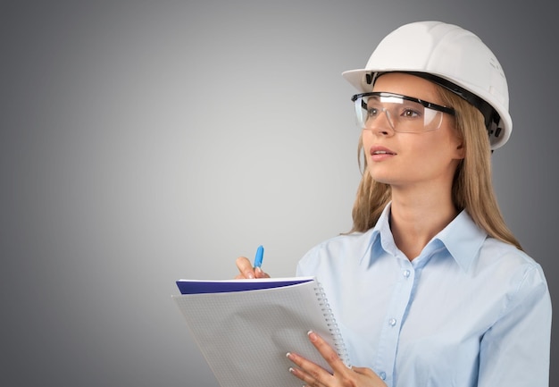Bella mujer ingeniera trabajadora con papel