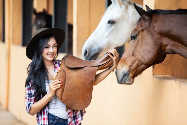 Bella mujer jinete en el rancho de caballos