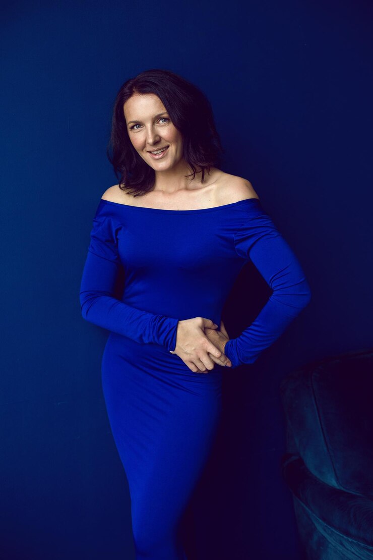 Foto bella mujer con un largo vestido azul en el estudio