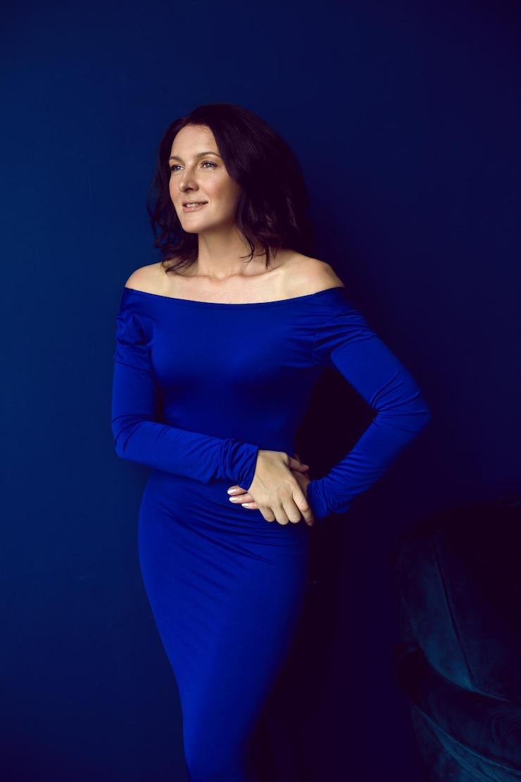 Foto bella mujer con un largo vestido azul en el estudio