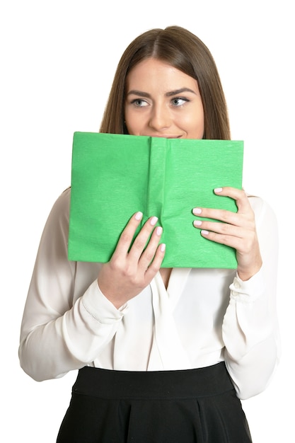 Bella mujer con libro sobre fondo blanco.