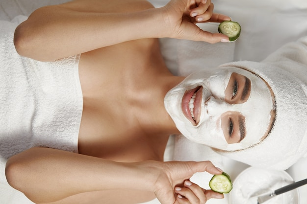 Bella mujer con una mascarilla exfoliante facial