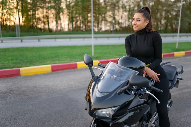 Bella mujer en moto