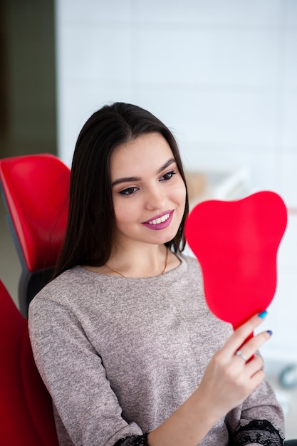 Bella mujer en odontología