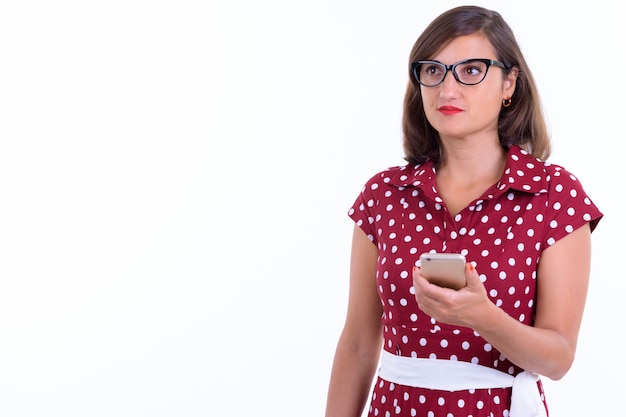 Bella mujer con pelo corto con anteojos aislado contra la pared blanca