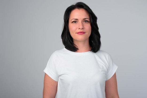 Foto bella mujer con pelo corto contra blanco