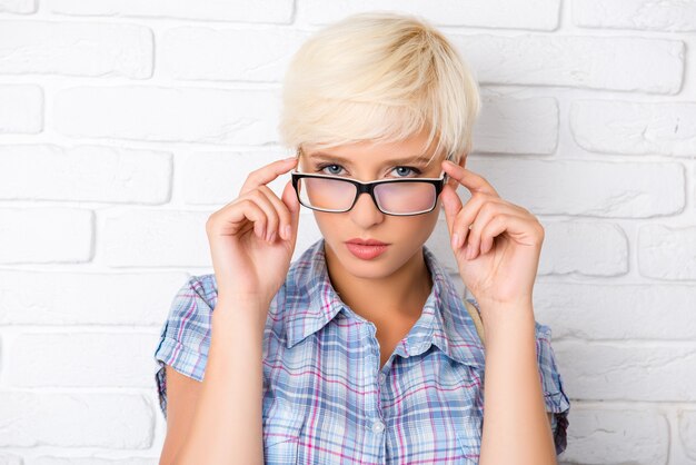 Bella mujer con pelo corto y gafas