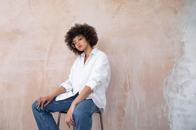 Foto bella mujer con pelo rizado