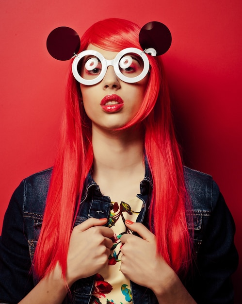 Bella mujer con pelo rojo con grandes gafas de sol