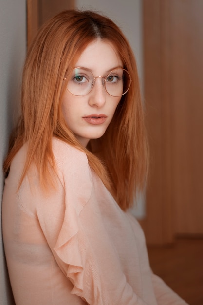 Una bella mujer con el pelo rojo