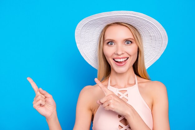 Bella mujer posando en bikini con sombrero