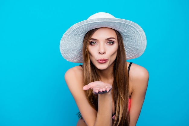 Bella mujer posando en bikini y sombrero