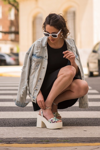 Bella mujer posando en las calles de la ciudad