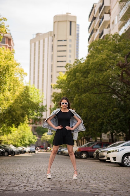 Bella mujer posando en las calles de la ciudad