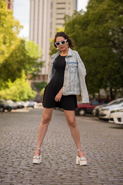 Bella mujer posando en las calles de la ciudad