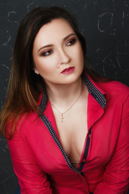 Bella mujer posando con una camisa roja